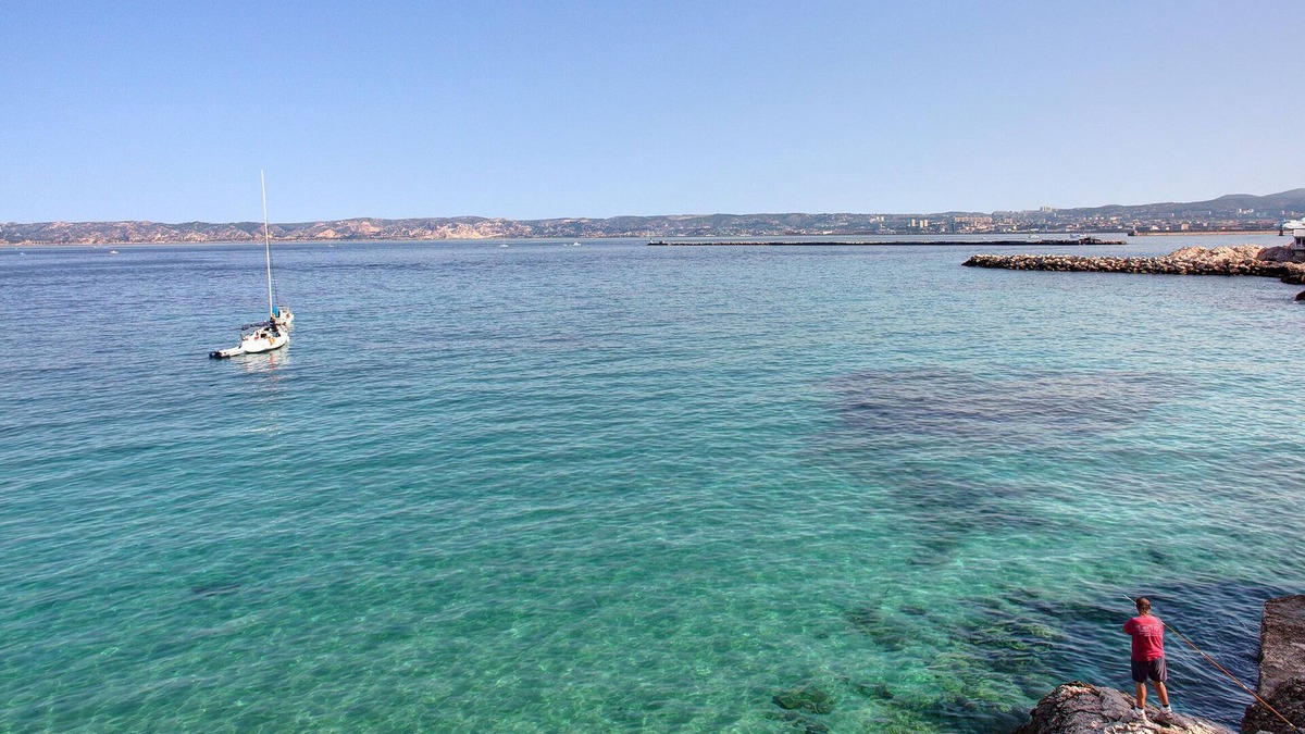 Endoume House | Les Cabanons feet in the water