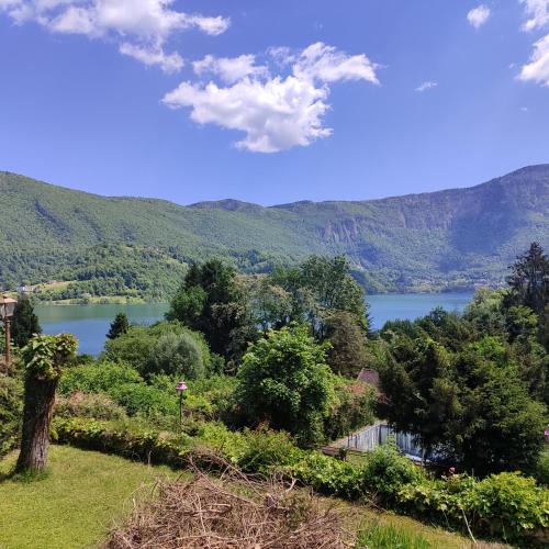 Saint-Alban-de-Montbel House | Les catalpas