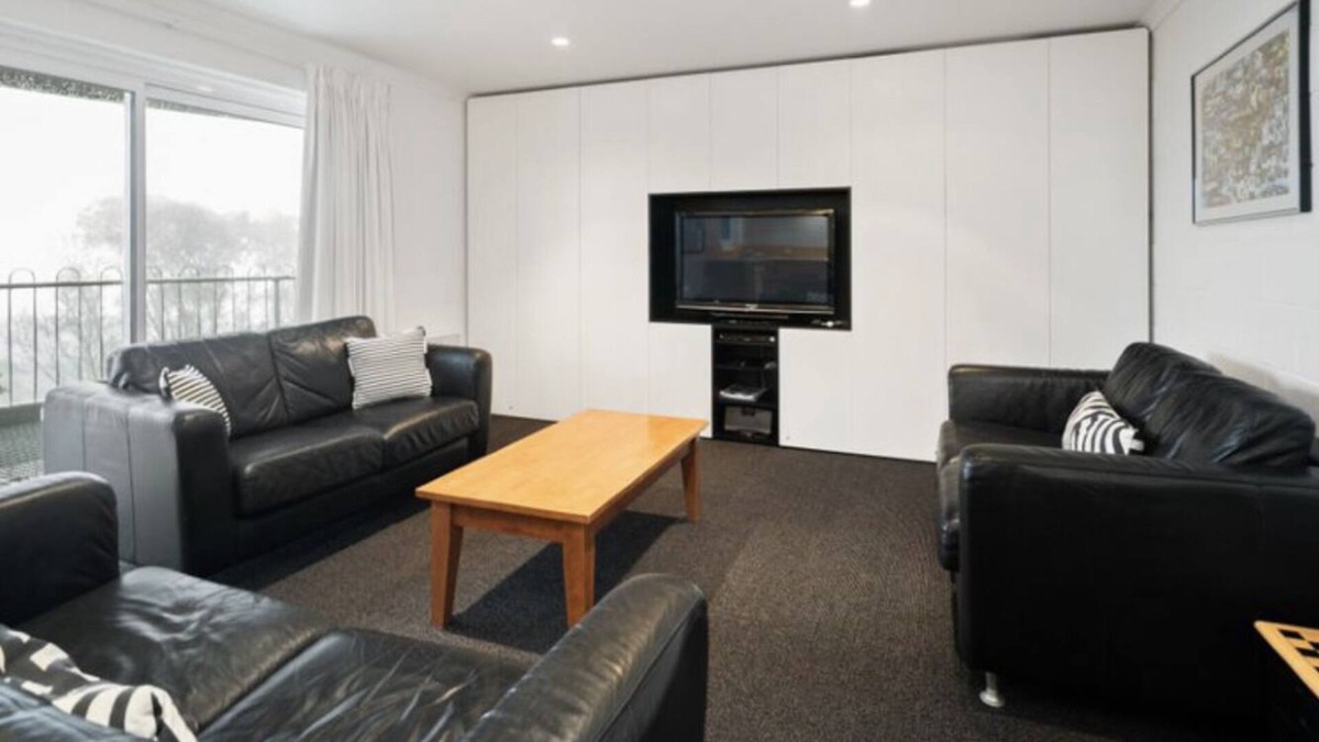 Falls Creek Apartment | Les Chalet 21 - Modern Convenient Apartment. All Youll Need & More