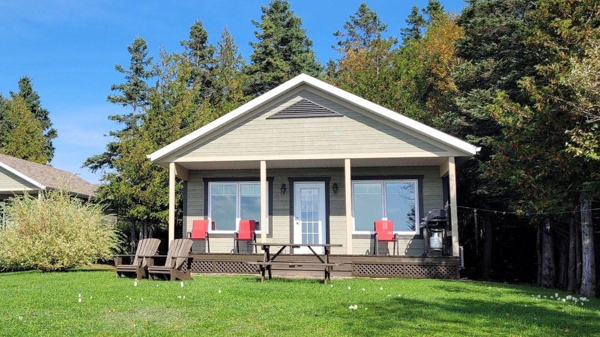Miguasha-Ouest Ski Chalet | Les Chalets de la Mer, located opposite Baie-des-Chaleurs in Miguasha in Gaspési