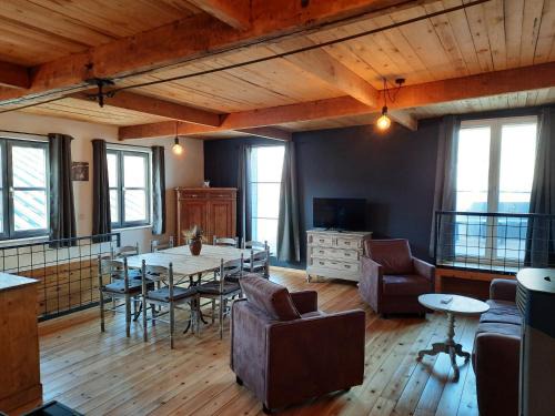Les Ternes Apartment | les chambres de la cour (gite)