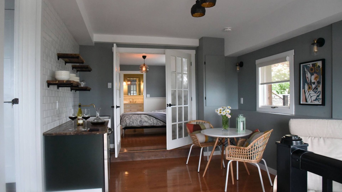 West Kelowna Estates Bed & Breakfast | Les Chambres Roses B&B - Green Room (Private Suite with Lake View)