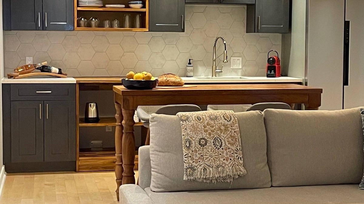 West Kelowna Estates Bed & Breakfast | Les Chambres Roses - Grey Room (Private Suite with Fireplace & Lake View)