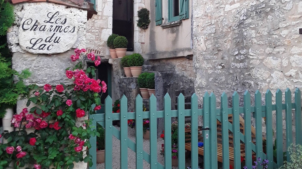 Esclauzels Apartment | Les Charmes du Lac A Cozy Studio Apartment in the Heart of Esclauzels