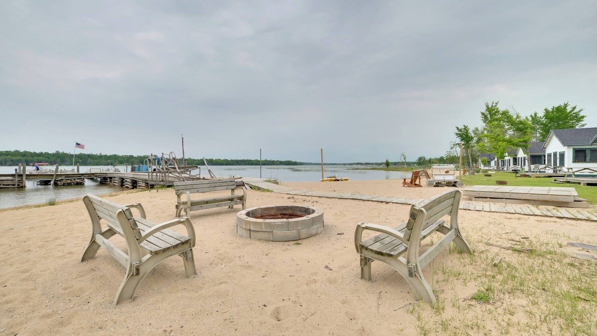 Cedarville Cabin | Les Cheneazu Island Hideaway 5 w/Community Perks!