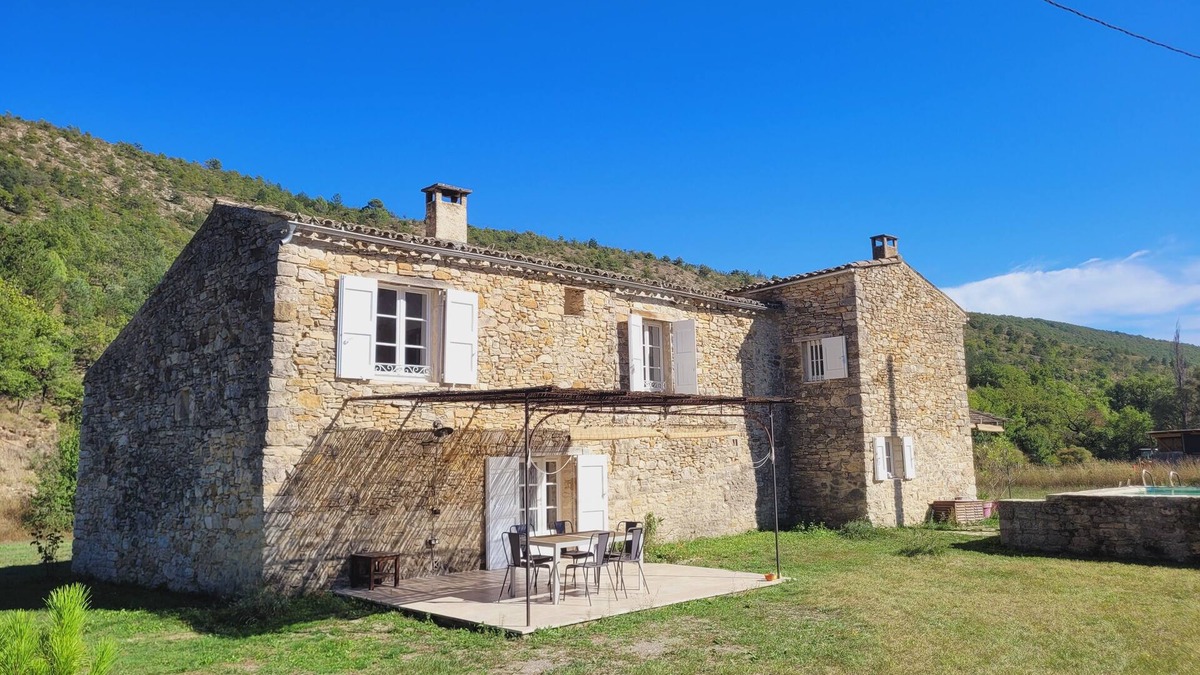 Revest-des-Brousses House | les ecuries du Mouni de Roche havre de paix dans le parc du Luberon en Provence