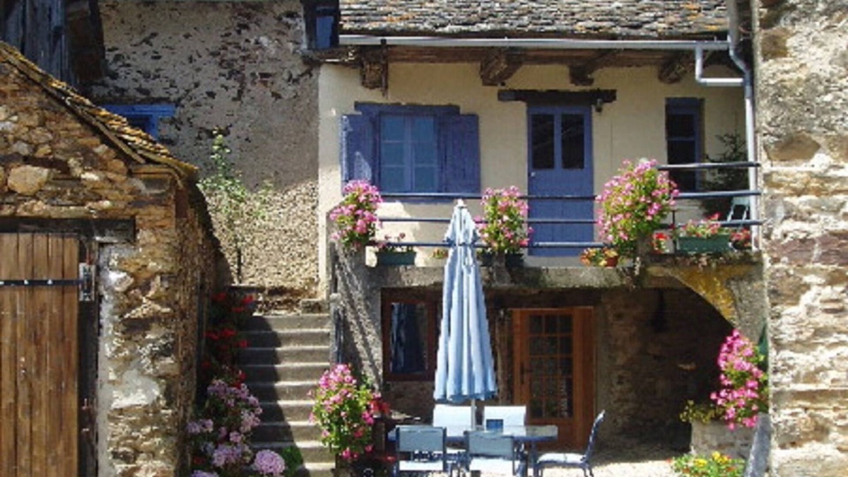 Tanus House | Les Fleurs -Two connecting gîtes ideal for large family groups/friends sharing