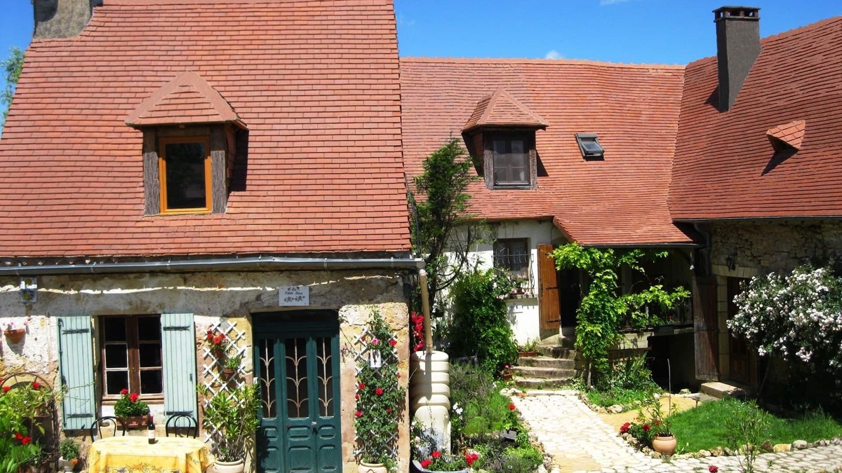 Hautefort Cottage | Les Gites Fleuris - Wisteria - Family friendly, heated pool, gardens, wifi!