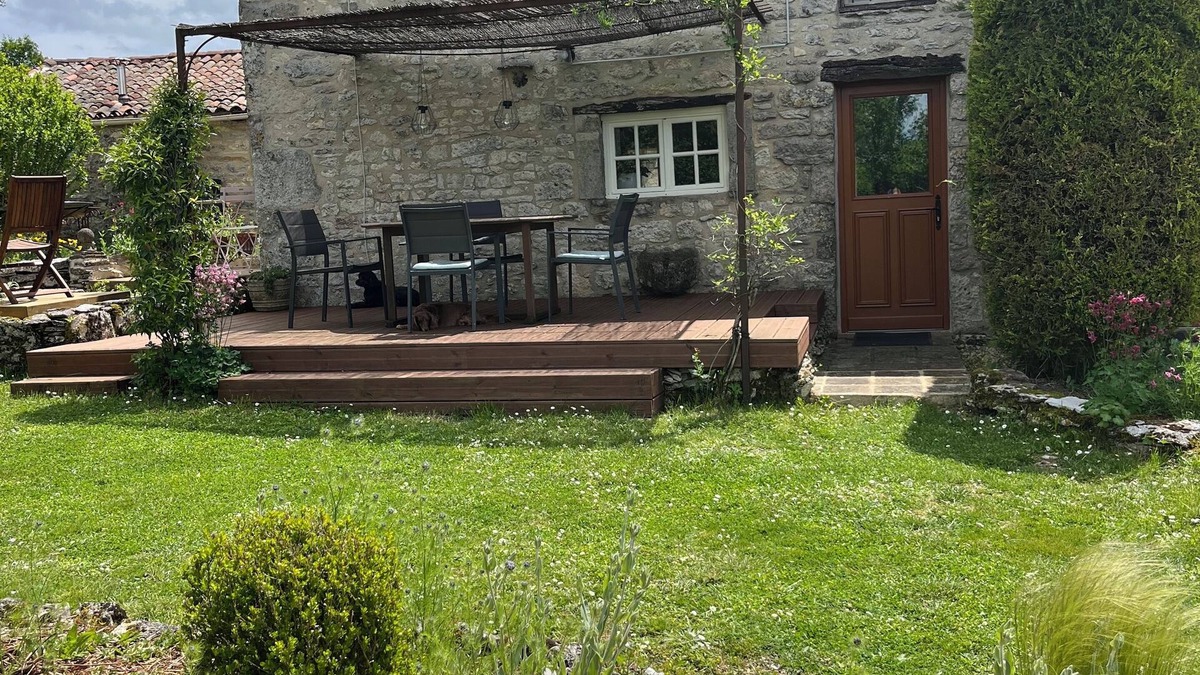 Caylus Cottage | Les gites Pérard (East Gite) sleeps 4. Use of Swimming Pool & Pet friendly.