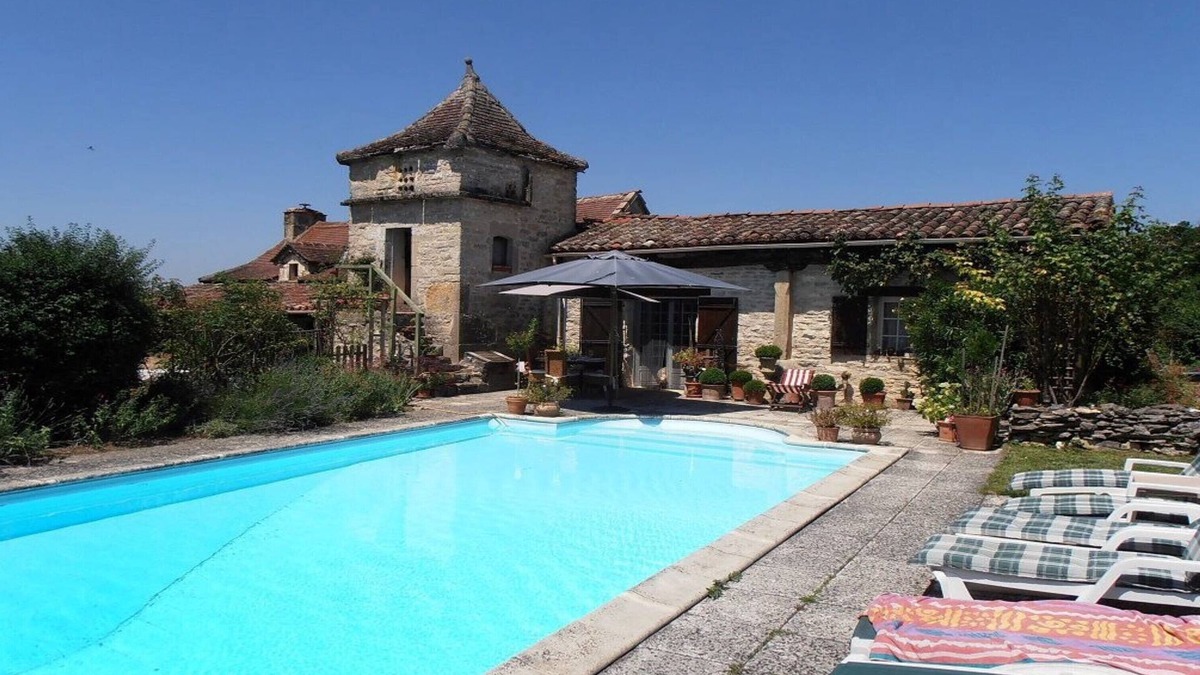 Caylus Cottage | Les gites Perard (West Gite) sleeps 4. Use of Swimming Pool & Pet friendly