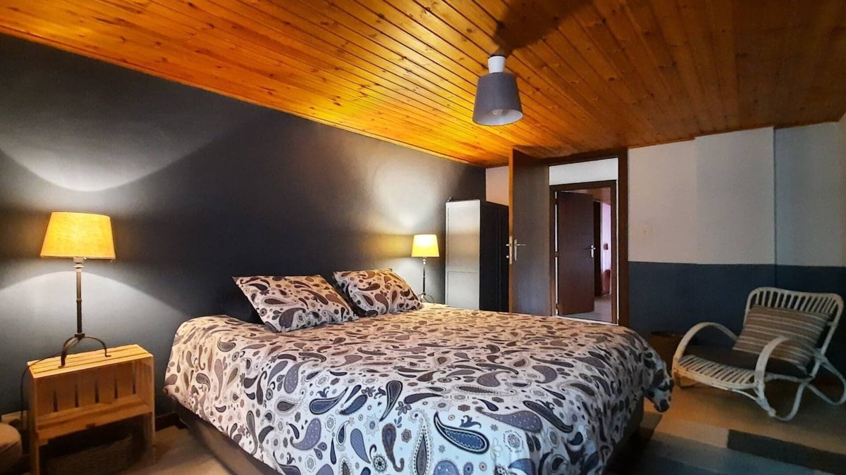 Nisramont Cottage | Les Grands Chais-Gîte-Oversized-Ensuite-Countrysid