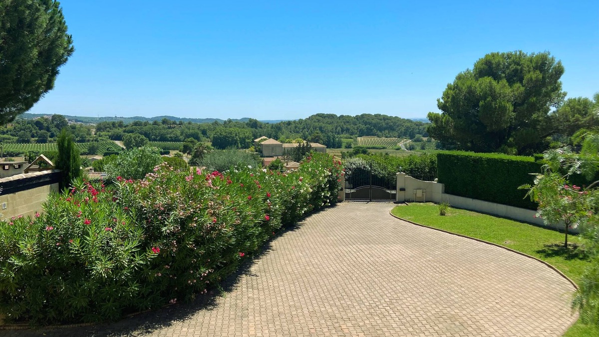 Thezan-les-Beziers House | Les hauts de la pinède air-conditioned villa Swimming pool, jacuzzi & boules court.