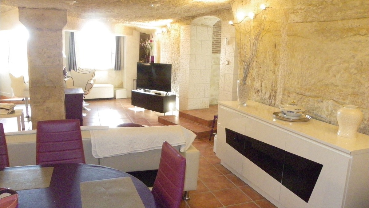 Nazelles-Negron House | Les Hauts de Nazelles