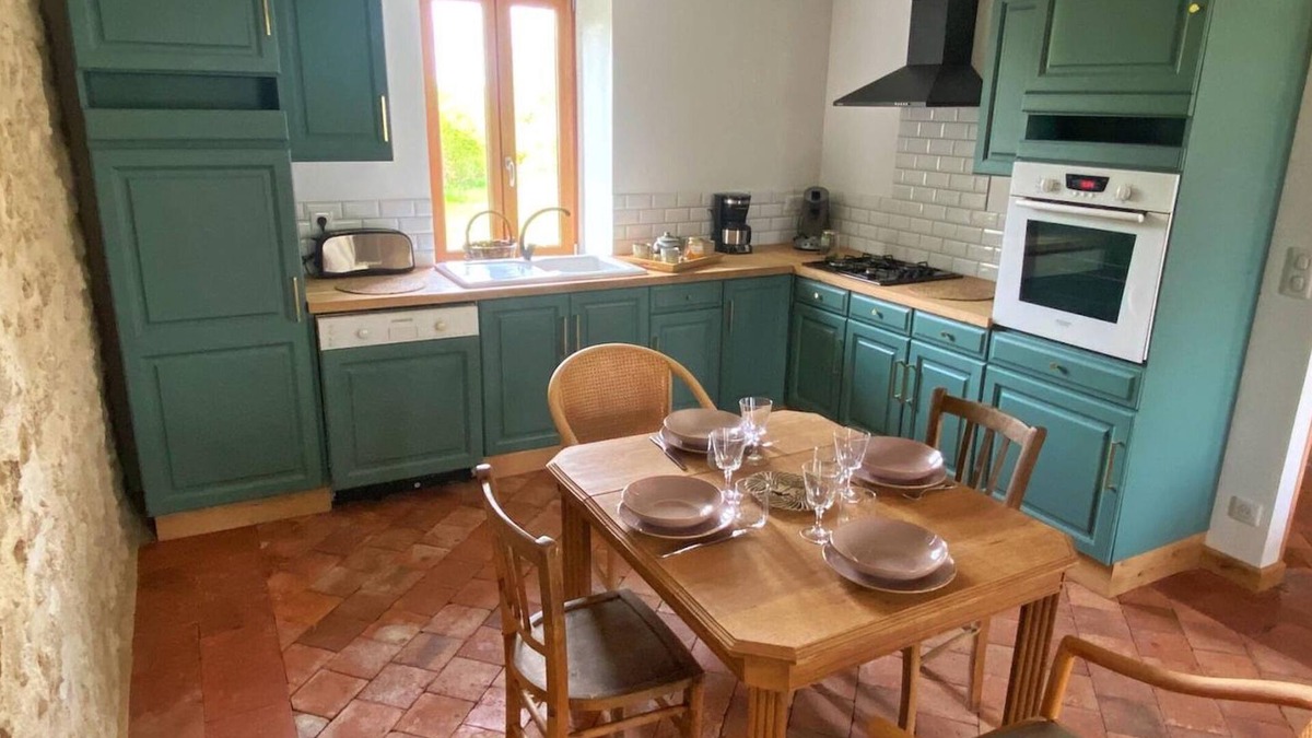 Chavroches Cottage | Les Hirondelles Cottage in Chavroches - 5 guests, pets allowed