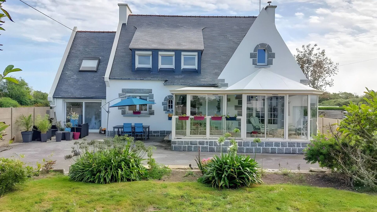 Plogoff House | Les hortensias between land and sea - room