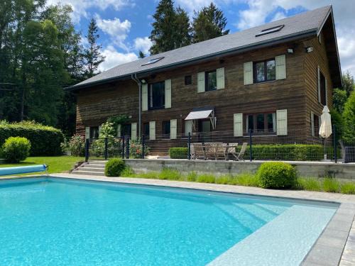 Lorcy House | Les Iris - Gîte Tout Confort au Cœur de la Nature