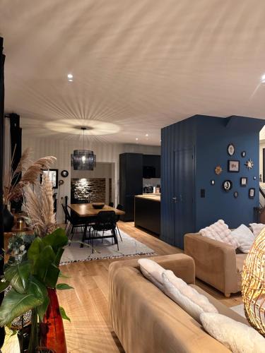 Lanvallay Apartment | Les libellules