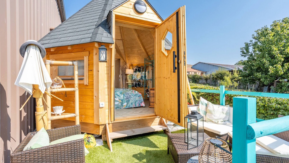Saint-Michel-Mont-Mercure Bed & Breakfast | Les Philous Gourmands - Guest Room Chalet - Bora Bora - with Private Terrace
