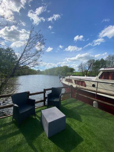 Saint-Leger-sur-Vouzance Apartment | Les Pichies, Bateau insolite, Le Nathalie Nath