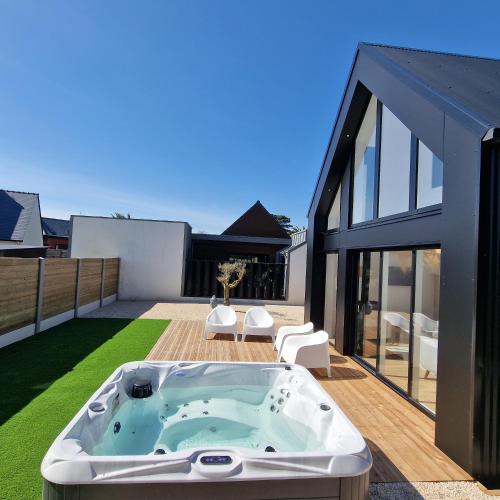 Ploudalmezeau House | LES PORTSALLAISES piscine ou spa à 300m de la plage