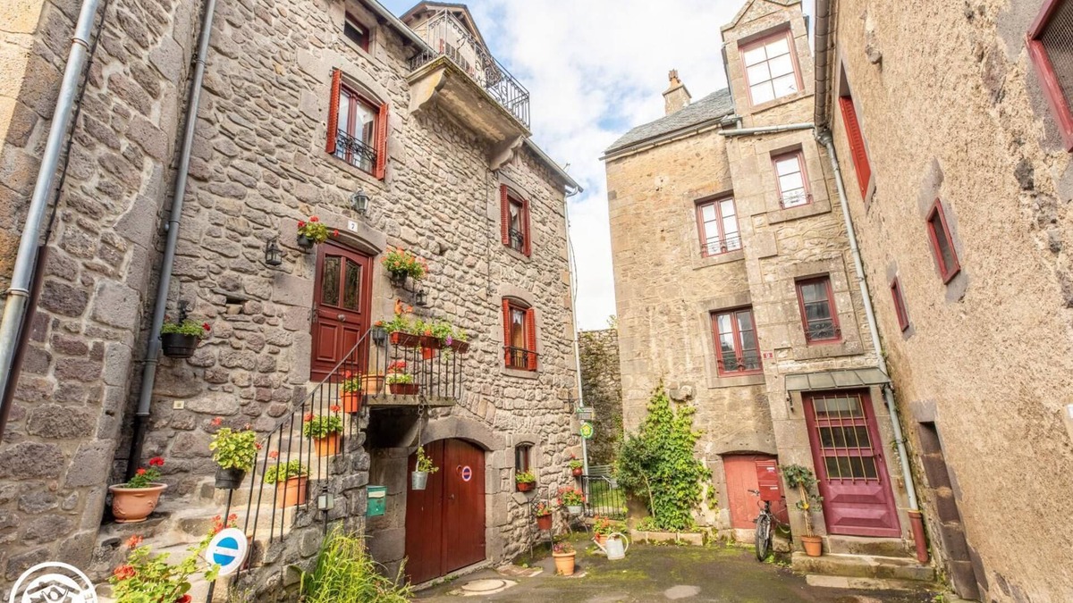 Besse-en-Chandesse House | Les Remparts - Besse ET ST Anastaise
