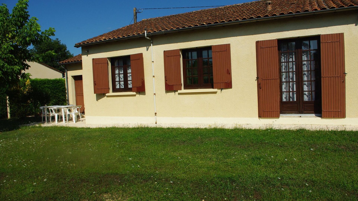 Bergerac House | "Les Roses Trémières" Dordogne, close to swimming, hiking and shops