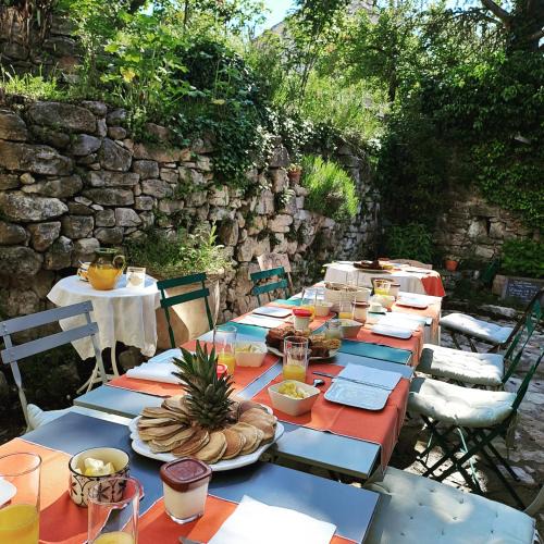 Bargeme Bed & Breakfast | Les Roses Trémières