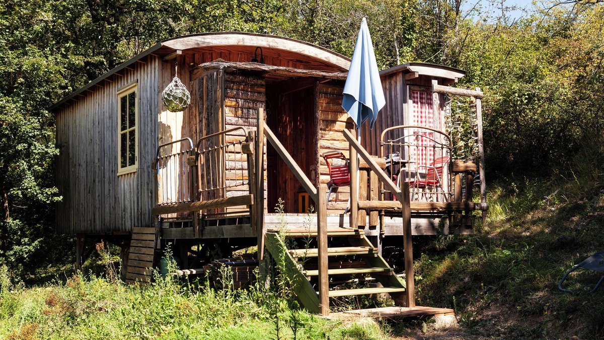 Villeneuve d'Aveyron Ski Chalet | LES ROULOTTES DE RITA, in the countryside, swimming pool, pets welcome