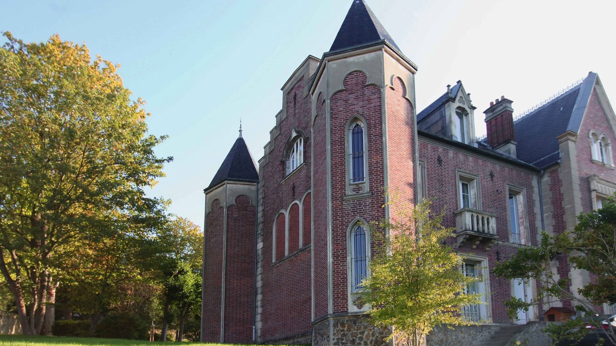 Meulan-en-Yvelines Bed & Breakfast | Les Tourelles de Thun