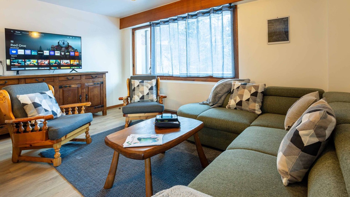 Chamonix City Centre Apartment | Les Trois Balcons Apartment - an apartment that sleeps 6 guests in 2 bedrooms