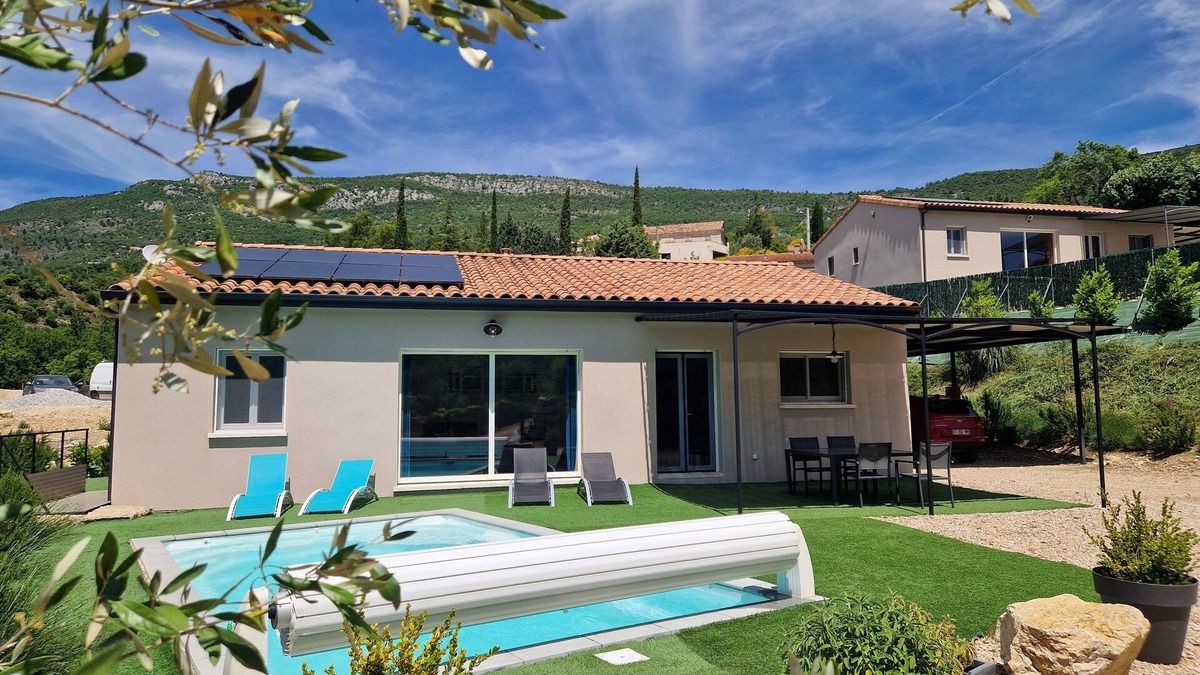 Plaisians Villa | Les Villas Dorées - Metal Villa facing Mont Ventoux