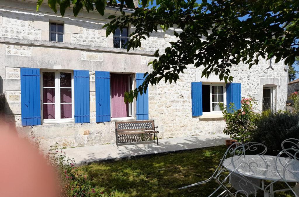 Saint-Martial-de-Vitaterne House | LES VOLETS BLEUS