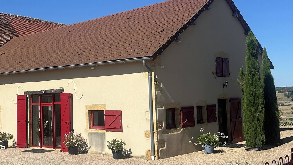 Montceaux-l'Etoile House | Les volets rouges, house in southern Burgundy overlooking the Arconce valley