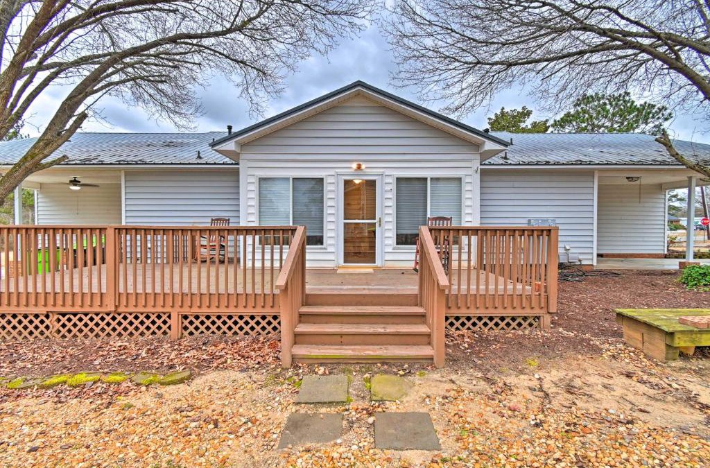 Lillington House | Less Than 1 Mi to Downtown Lillington Home with Deck