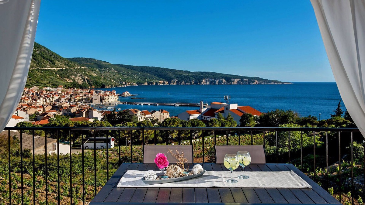 Komiza Apartment | LET THE SUNSHINE IN APARTMENT