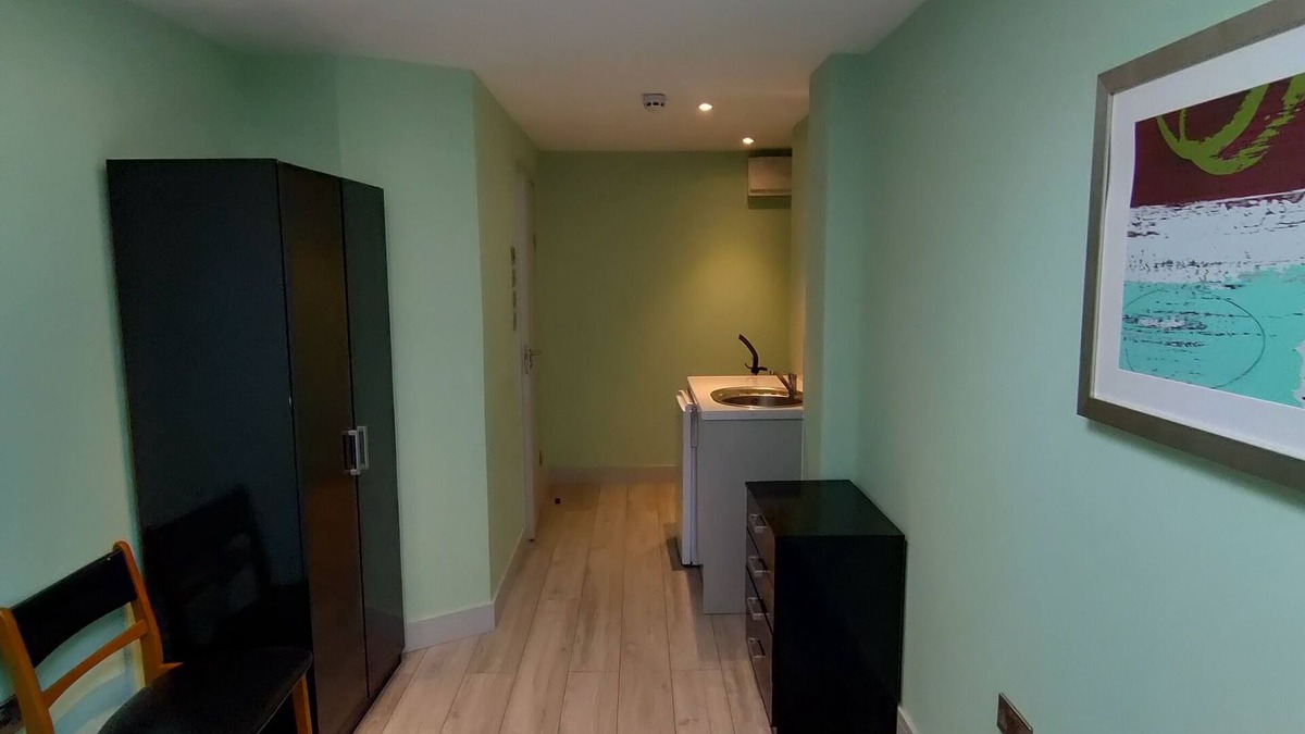 Pinkwell House | Letzi private en-suite, Near Heathrow Airport T3