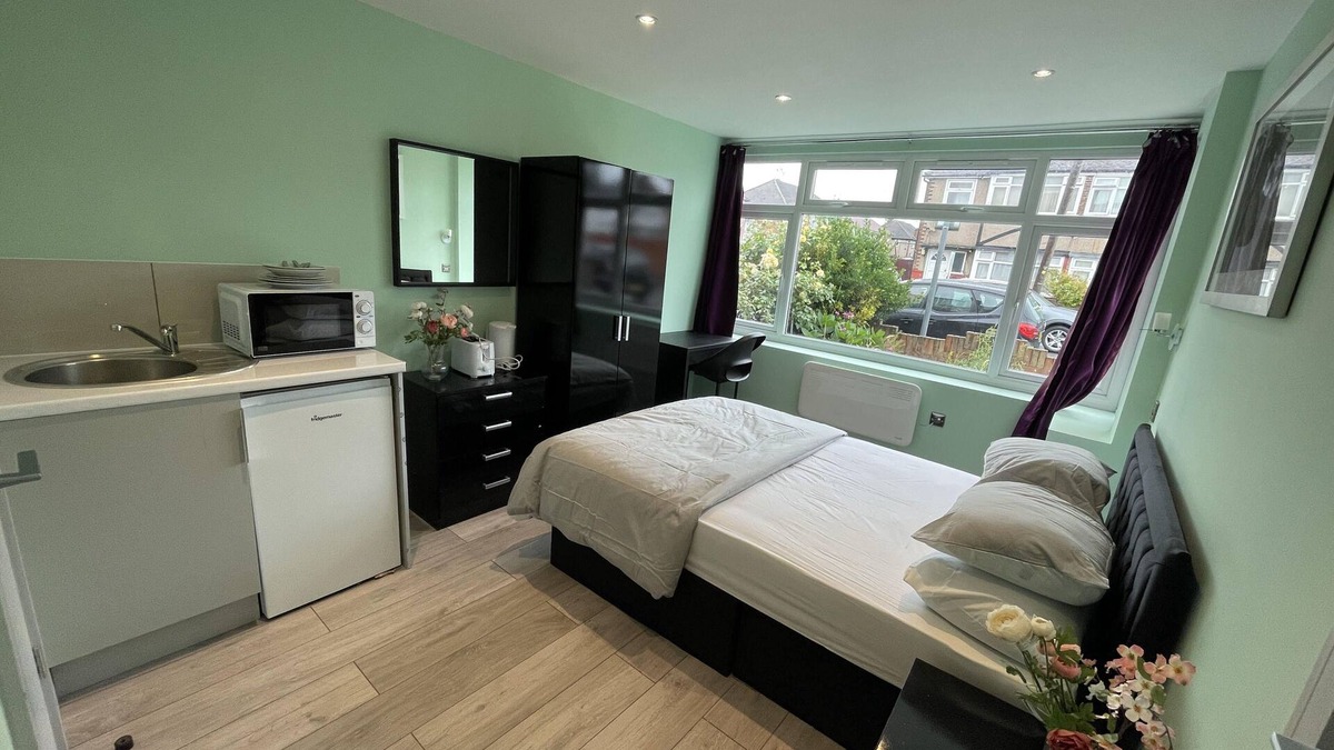 Pinkwell Apartment | Letzi private en-suite, Near Heathrow Airport T3