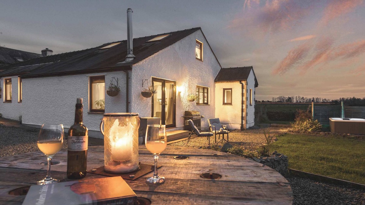 Meathop House | Levens Farmstead Rural Retreat with Hot Tub