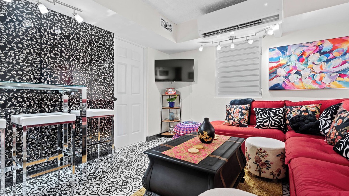 Levittown Apartment | Levittown Onyx: A Jazzy 2-Bedroom Apartment in Toa Baja with WiFi, AC