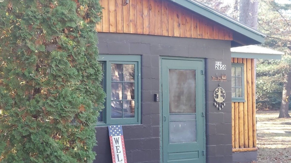 Lewiston Cabin | Lewiston Cabin close to town with views of East Twin Lake