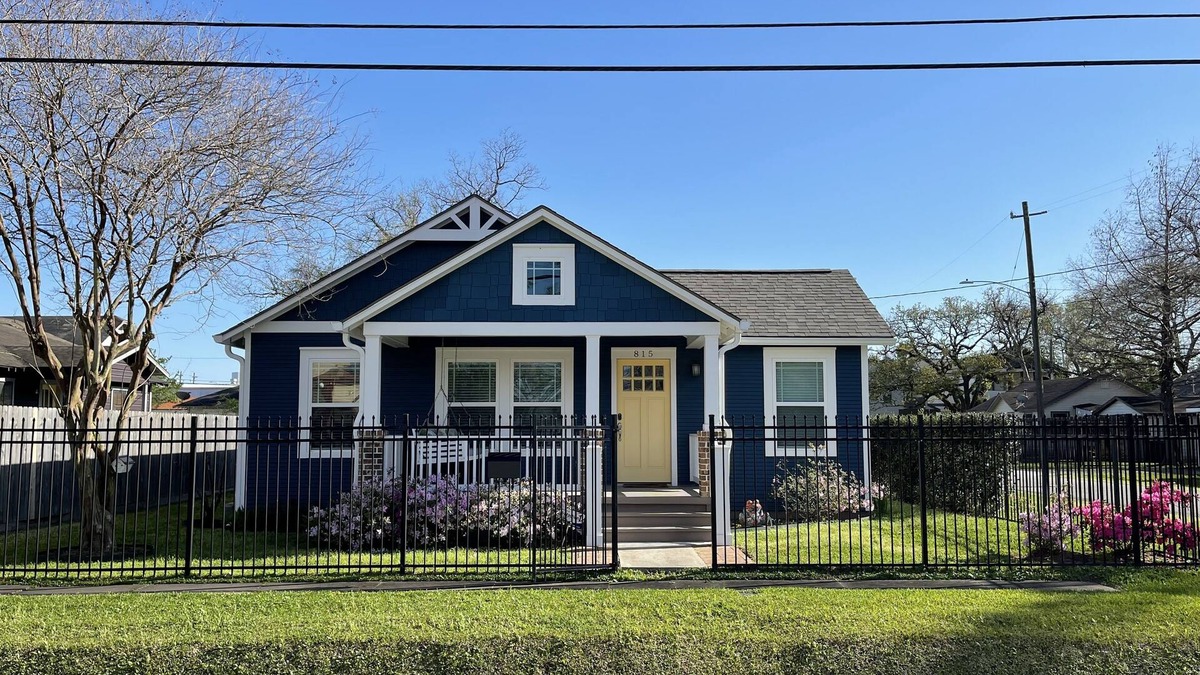 Greater Heights House | Li’l Blue Bungalow 2bd-2bath Sunset Heights