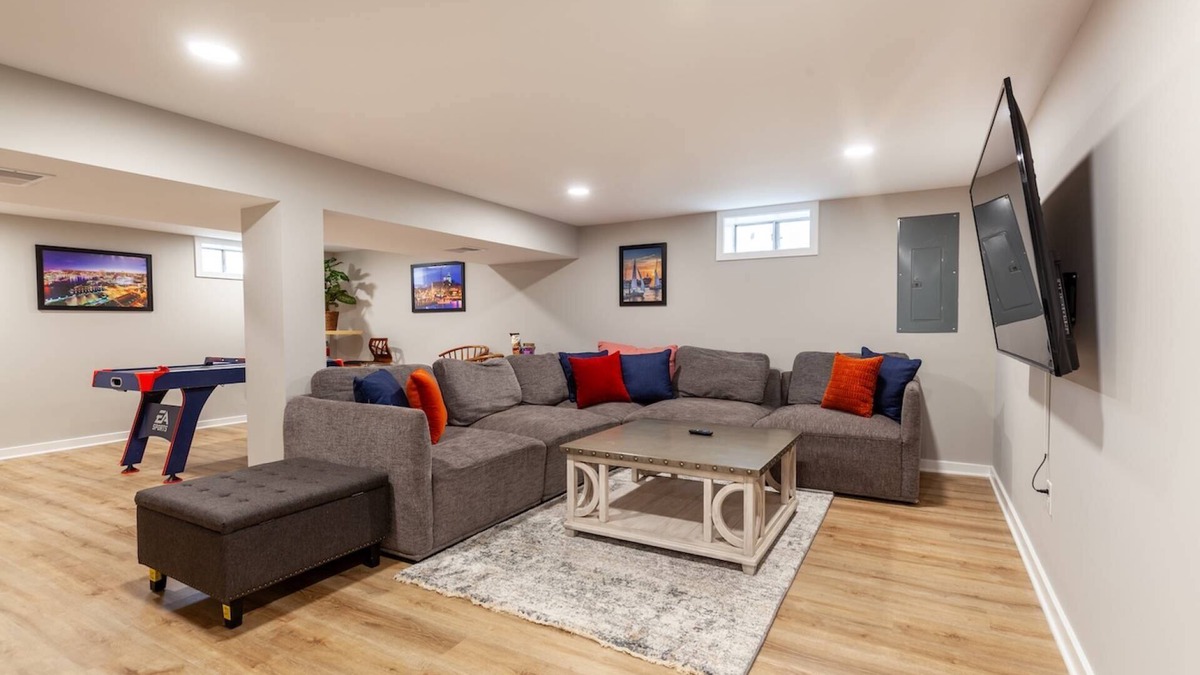 Arnold House | Liberty Call has multiple gathering spaces, screened-in porch and parking