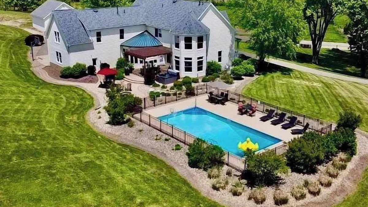 New Philadelphia House | Liberty Hill Lodge, Hot Tub & Pool