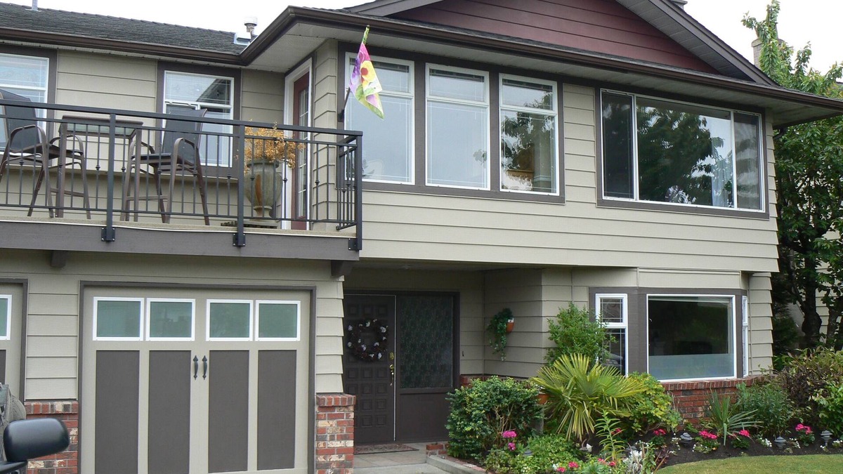 Richmond House | " Licensed" three bedroom suite in a house for up to 6 people sundeck bathrooms