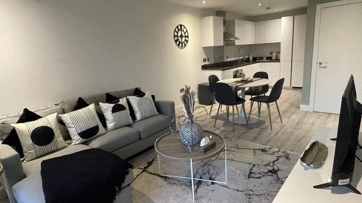 Lichfield Apartment | Lichfield City Centre Modern Vibrant Apartment - The Old Picture House