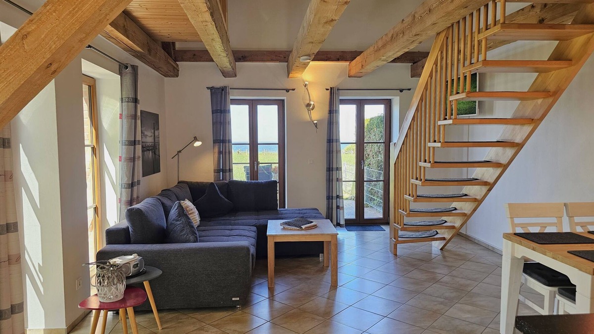 Meschendorf Apartment | Lichrdurchflutete 2-raum-wohnung auf 2 Ebenen mit Meerblick
