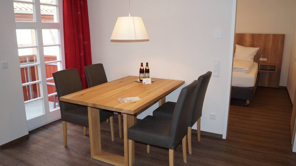 Bad Windsheim Apartment | Licht-durchflutete Ferienwohnung (45qm) mit Balkon und separater Küche