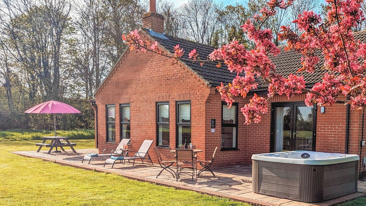 Gissing Cottage | Lie back and count the stars whilst lazing in the hot tub.