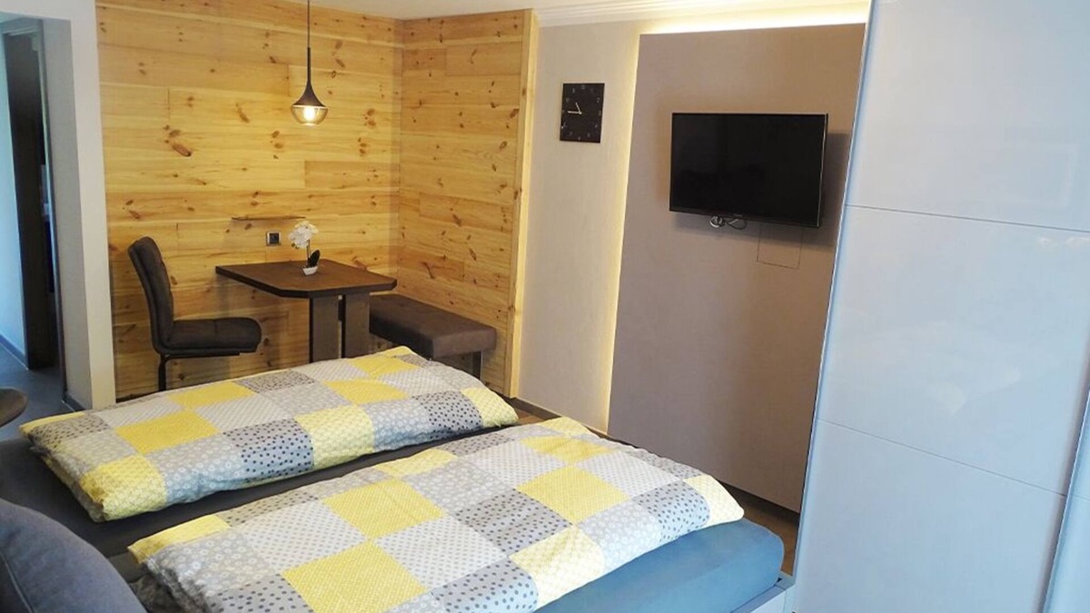 Hirschbach Apartment | Liebevoll Eingerichtete Ferienwohnung mit Terrasse