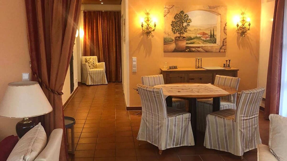 Altdorf bei Nuernberg Apartment | Liebevoll Eingerichtetes Ferienhaus mit Terrasse und Kamin